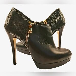 Preloved Michael Kors York Ankle Booties in Black Leather Gold Zippers Size 9